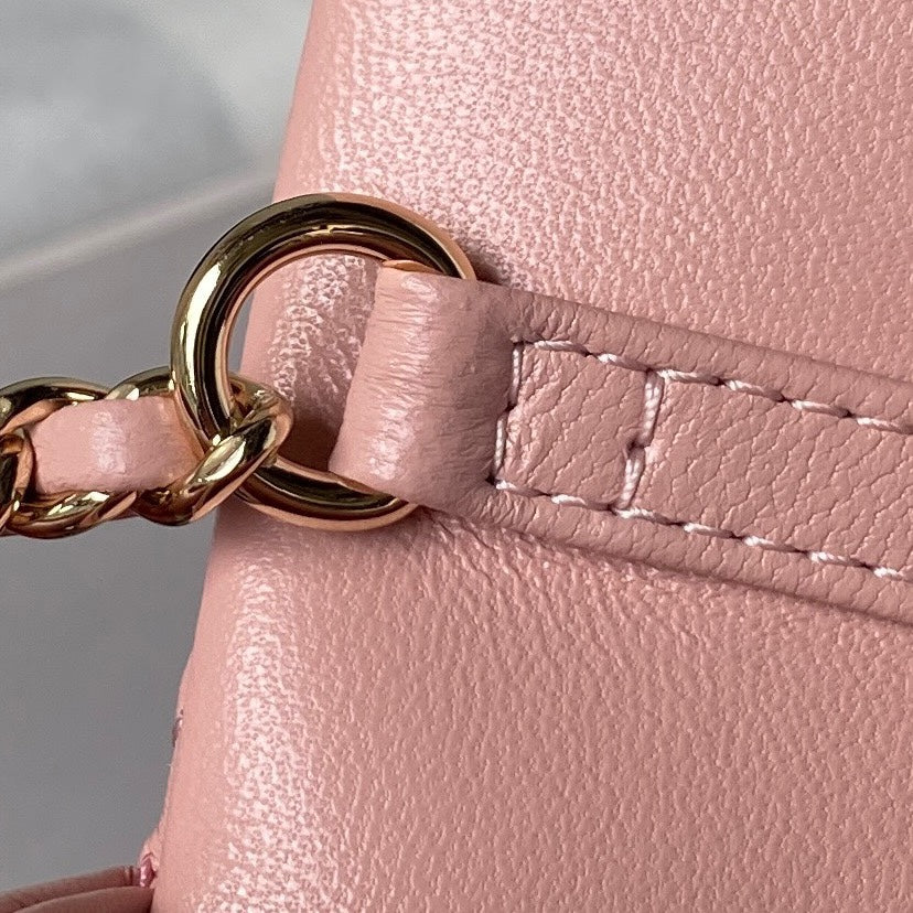 Pochette CC 26 avec chaîne en cuir de veau rose clair