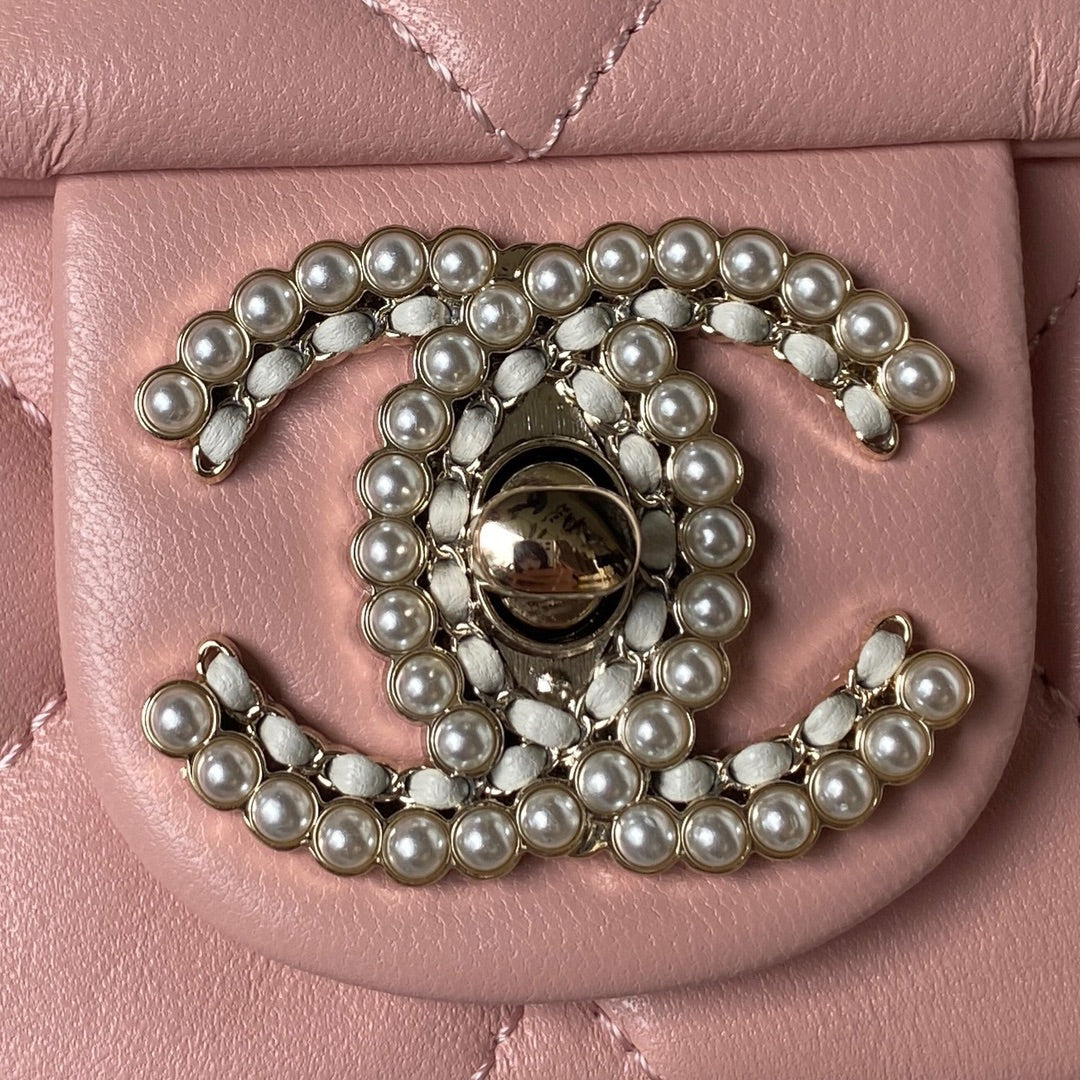 Pochette CC 26 avec chaîne en cuir de veau rose clair
