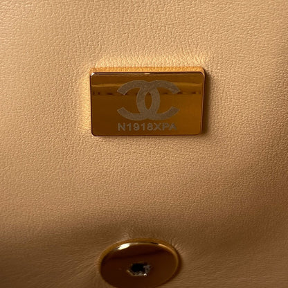 Pochette CC 26 avec chaîne en cuir de veau beige foncé