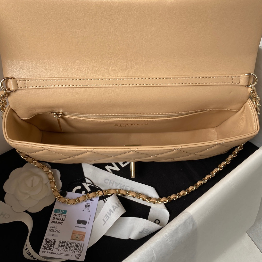 Pochette CC 26 avec chaîne en cuir de veau beige foncé