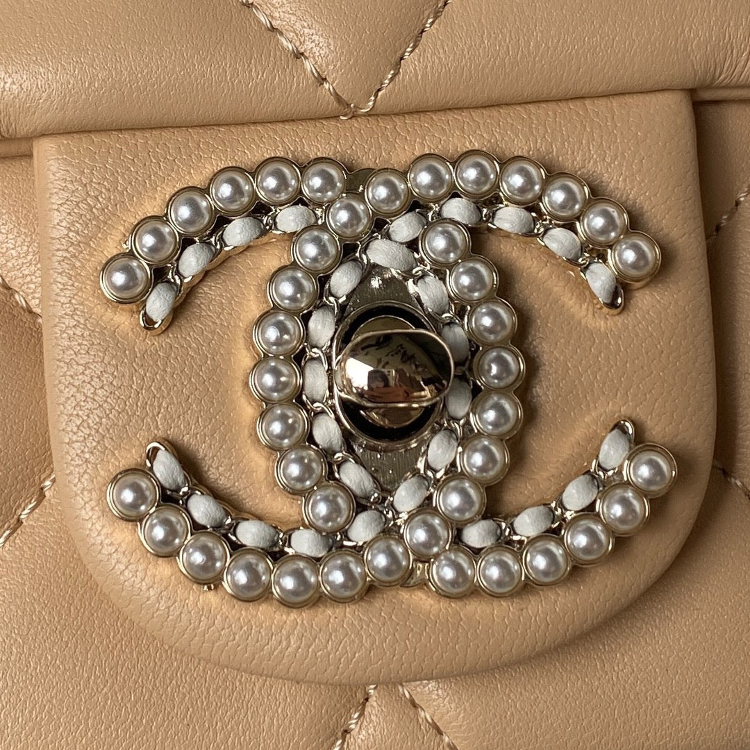 Pochette CC 26 avec chaîne en cuir de veau beige foncé