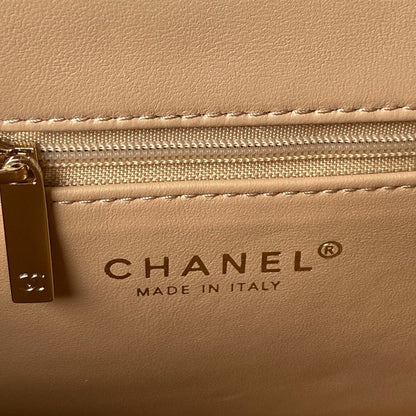 Pochette CC 26 avec chaîne en cuir de veau beige foncé