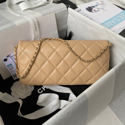 Pochette CC 26 avec chaîne en cuir de veau beige foncé