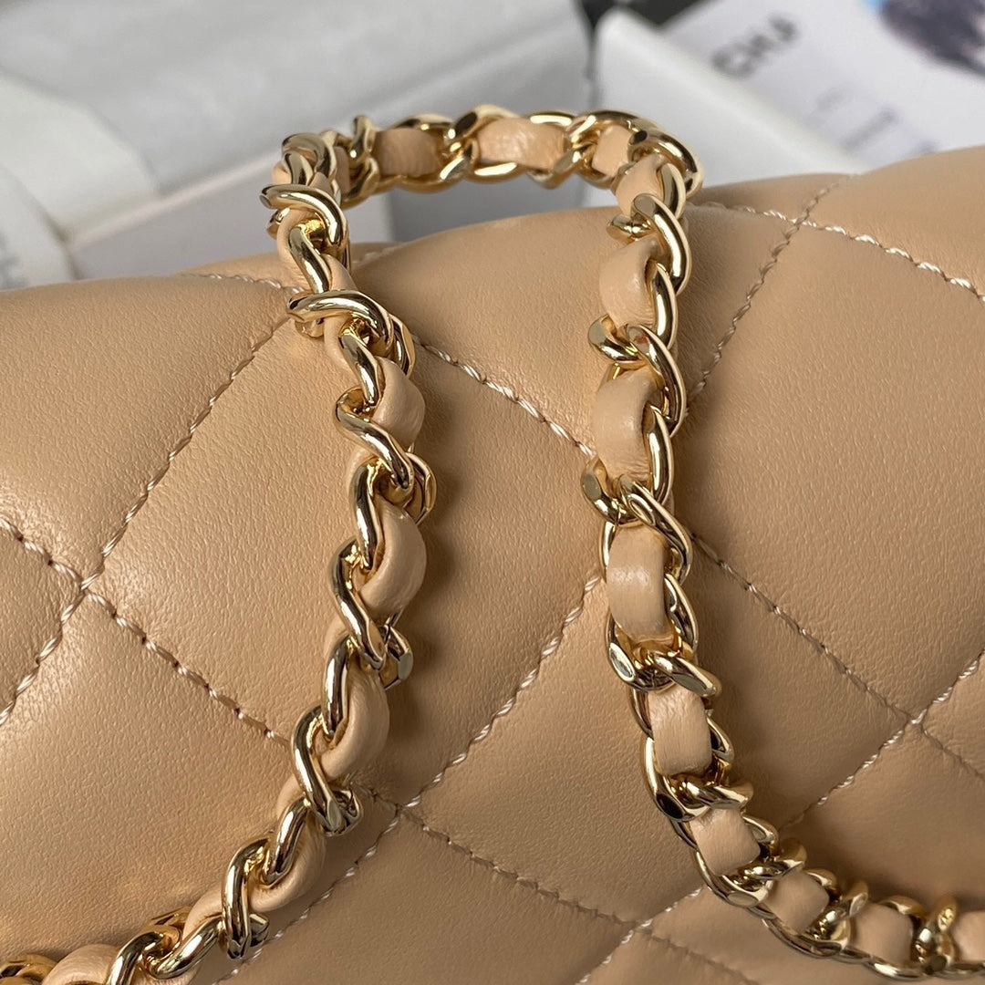 Pochette CC 26 avec chaîne en cuir de veau beige foncé