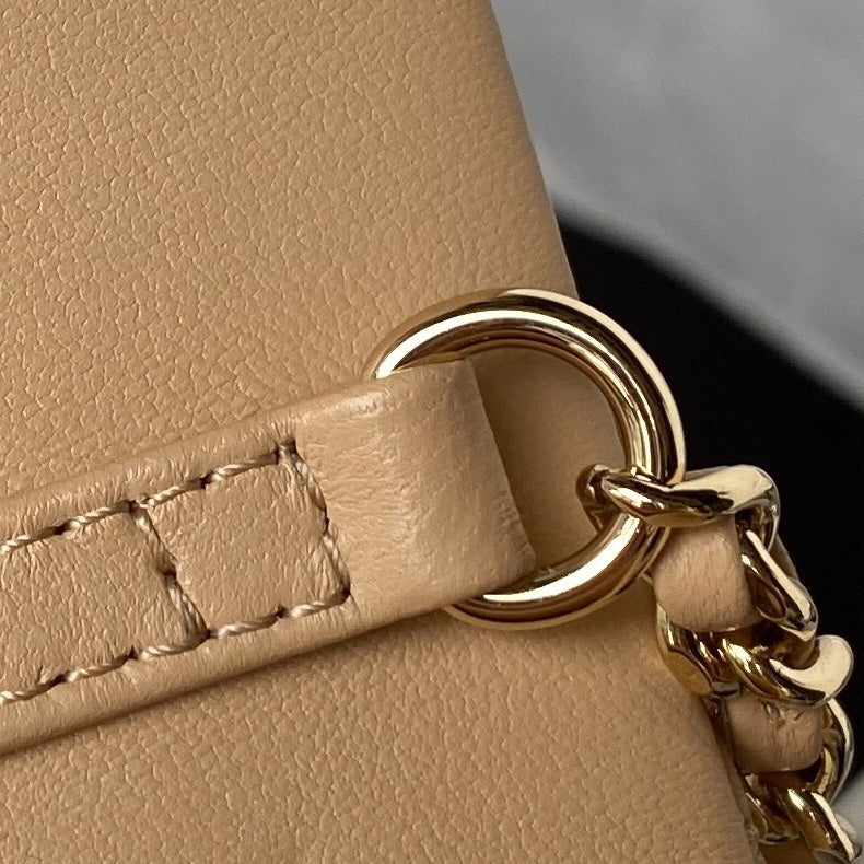 Pochette CC 26 avec chaîne en cuir de veau beige foncé