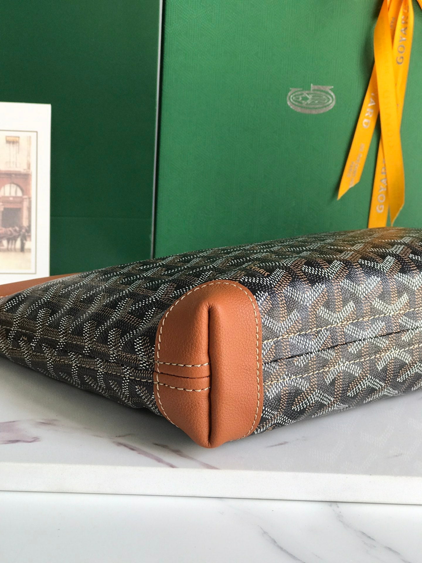 BOLSA CONTI 24 EN PIEL DE CORDERO COLOR MARRÓN Y LONA GOYARDINE NEGRA