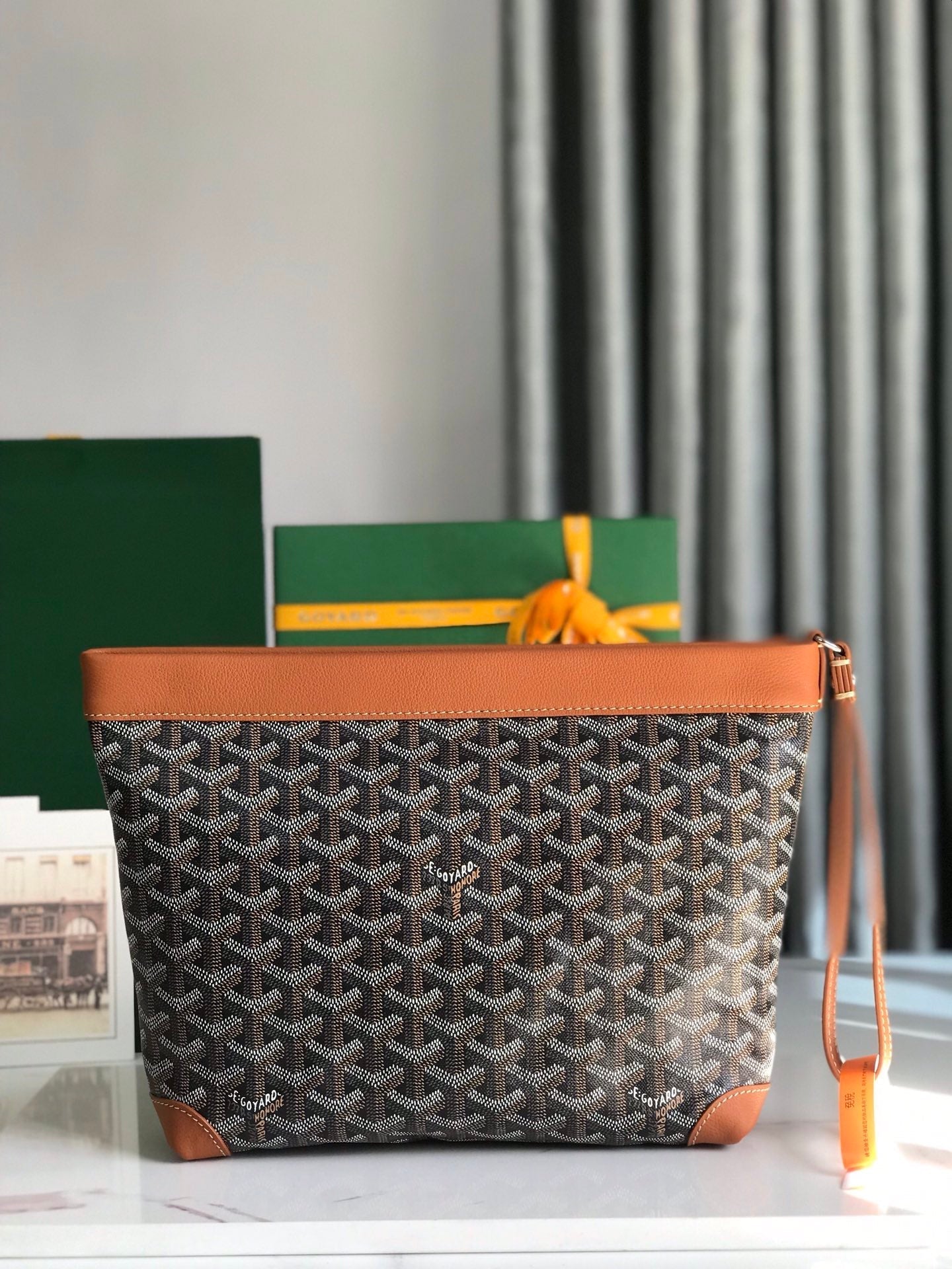 BOLSA CONTI 24 EN PIEL DE CORDERO COLOR MARRÓN Y LONA GOYARDINE NEGRA