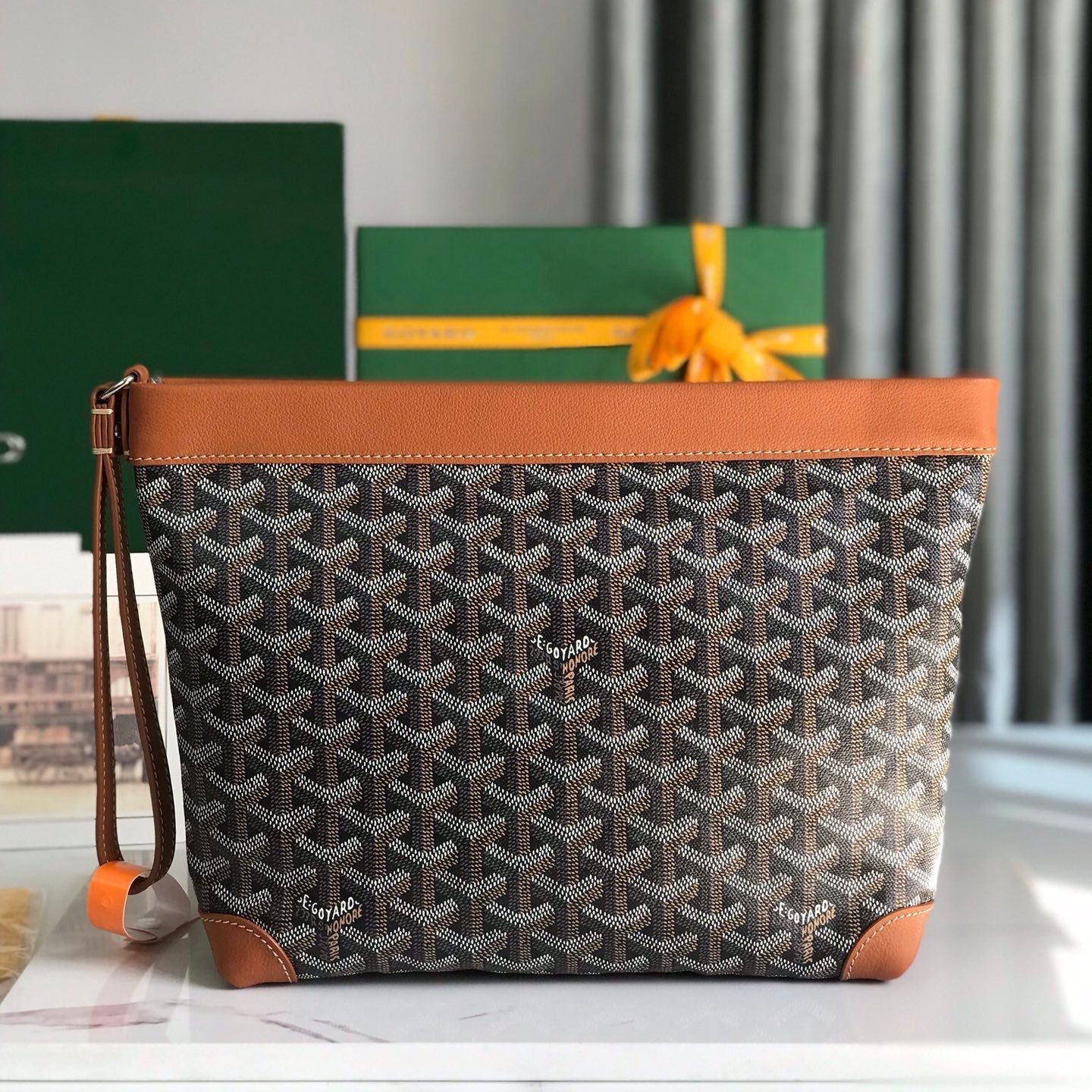 BOLSA CONTI 24 EN PIEL DE CORDERO COLOR MARRÓN Y LONA GOYARDINE NEGRA