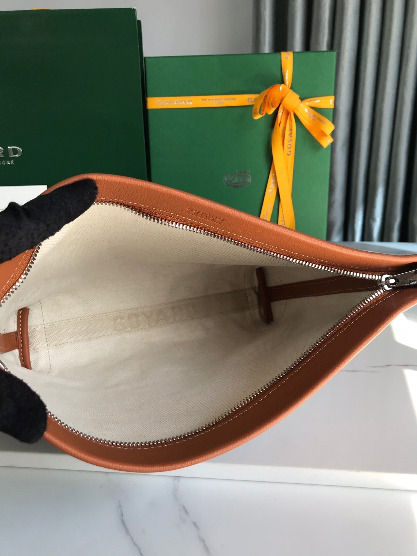 BOLSA CONTI 24 EN PIEL DE CORDERO COLOR MARRÓN Y LONA GOYARDINE NEGRA
