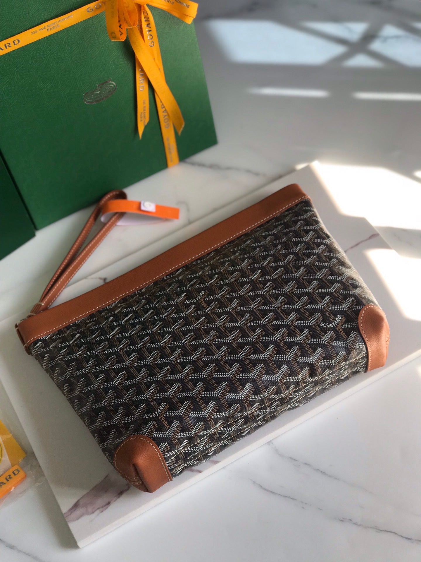 BOLSA CONTI 24 EN PIEL DE CORDERO COLOR MARRÓN Y LONA GOYARDINE NEGRA