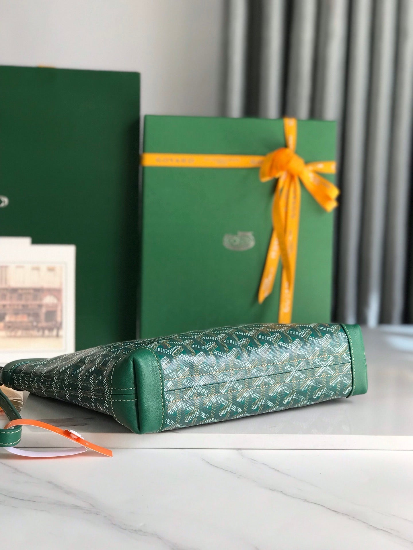 BOLSA CONTI 24 EN PIEL DE CORDERO VERDE Y LONA GOYARDINA