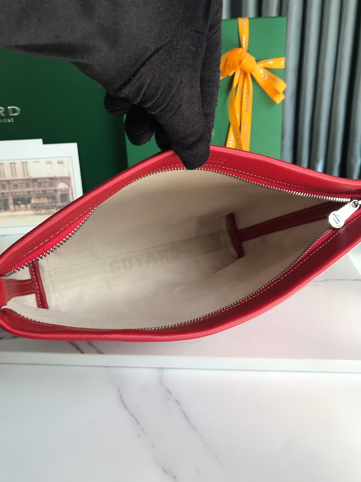 POCHETTE CONTI 24 EN CUIR D'AGNEAU ROUGE CLASSIQUE ET TOILE GOYARDINE