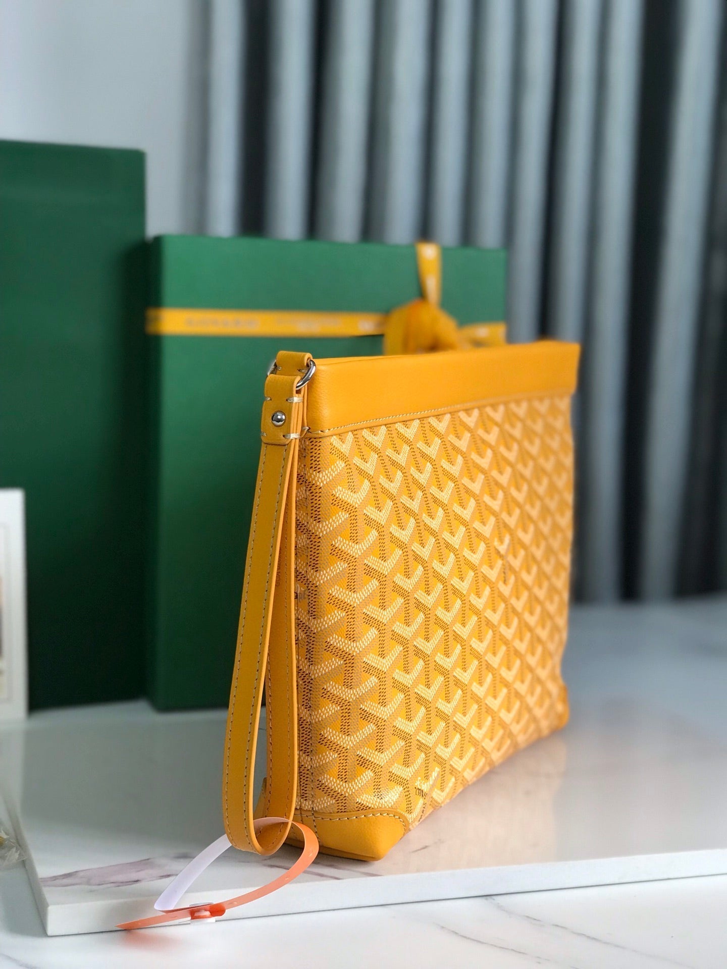 BOLSA CONTI 24 EN PIEL DE CORDERO AMARILLA Y LONA GOYARDINE