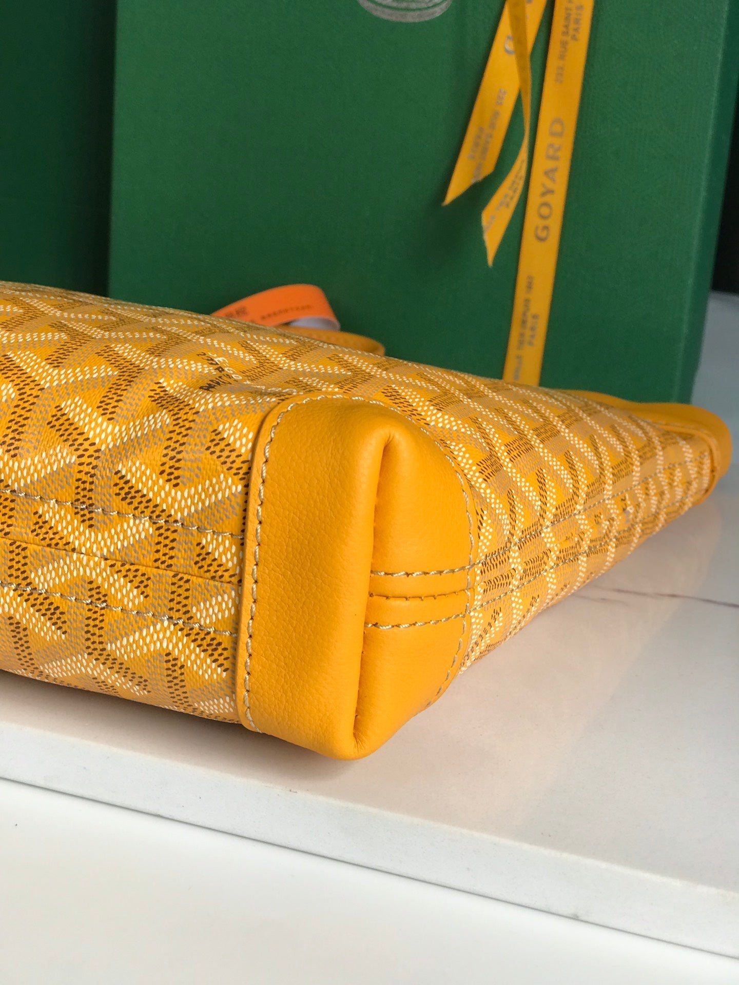 BOLSA CONTI 24 EN PIEL DE CORDERO AMARILLA Y LONA GOYARDINE