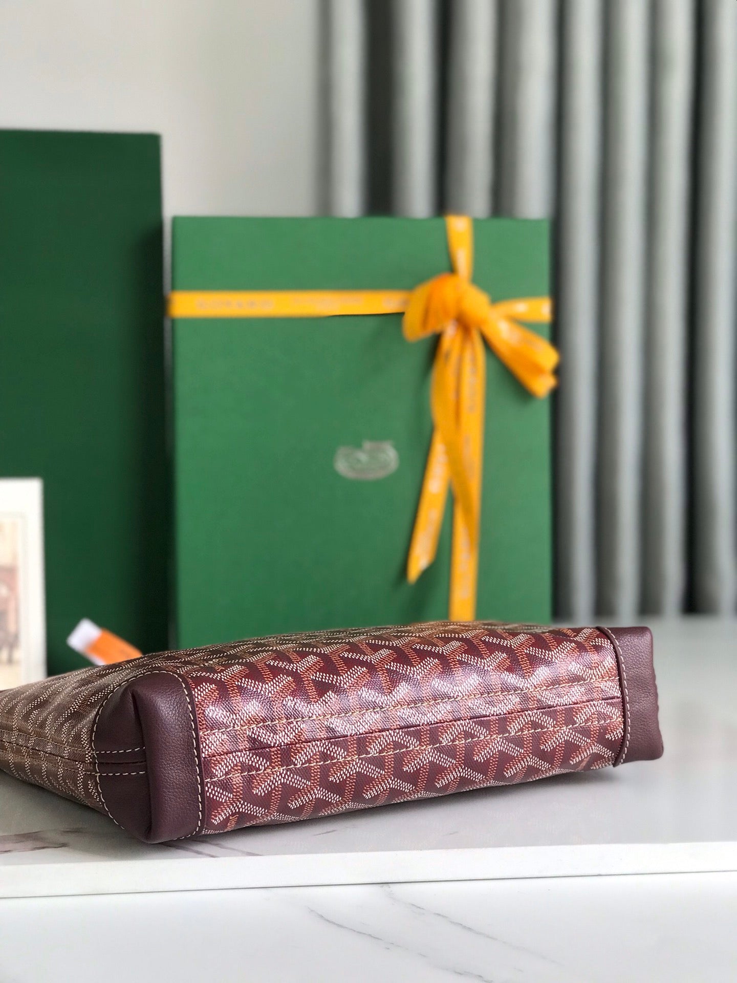 BOLSA CONTI 24 EN PIEL DE CORDERO ROJO VINO Y LONA GOYARDINE