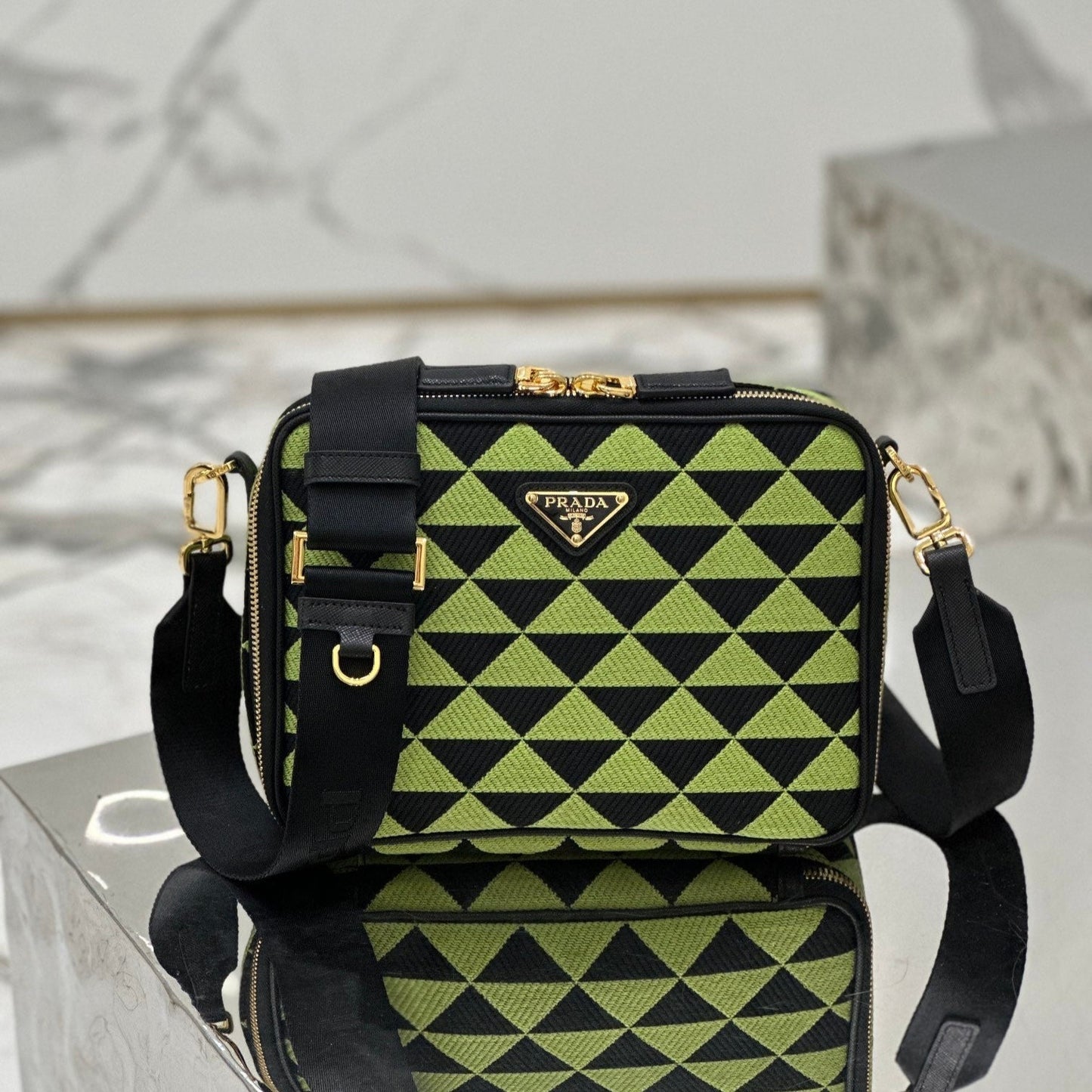 BOLSO MENSAJERO 22 EN TELA BORDADA VERDE OCADO Y NEGRO CON HERRAJES DORADOS