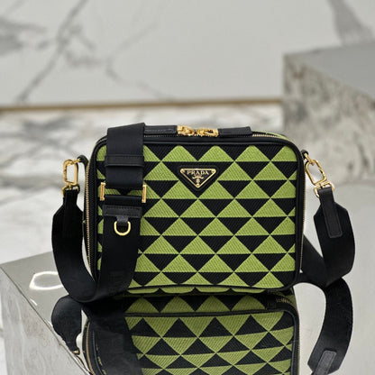 BOLSO MENSAJERO 22 EN TELA BORDADA VERDE OCADO Y NEGRO CON HERRAJES DORADOS
