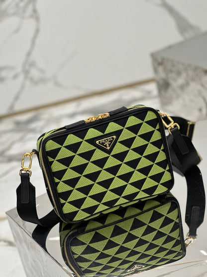 BOLSO MENSAJERO 22 EN TELA BORDADA VERDE OCADO Y NEGRO CON HERRAJES DORADOS