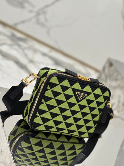 BOLSO MENSAJERO 22 EN TELA BORDADA VERDE OCADO Y NEGRO CON HERRAJES DORADOS