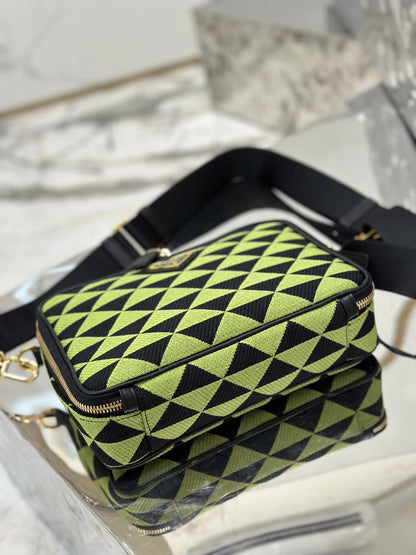 BOLSO MENSAJERO 22 EN TELA BORDADA VERDE OCADO Y NEGRO CON HERRAJES DORADOS