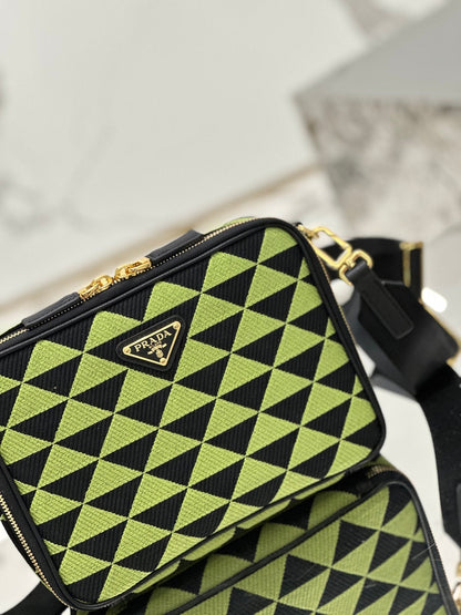 BOLSO MENSAJERO 22 EN TELA BORDADA VERDE OCADO Y NEGRO CON HERRAJES DORADOS