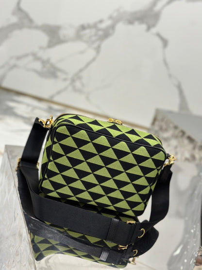 BOLSO MENSAJERO 22 EN TELA BORDADA VERDE OCADO Y NEGRO CON HERRAJES DORADOS