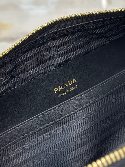 BOLSO MENSAJERO 22 EN TELA BORDADA VERDE OCADO Y NEGRO CON HERRAJES DORADOS