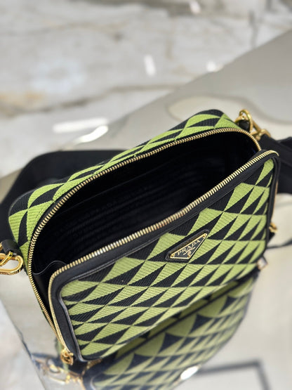 BOLSO MENSAJERO 22 EN TELA BORDADA VERDE OCADO Y NEGRO CON HERRAJES DORADOS