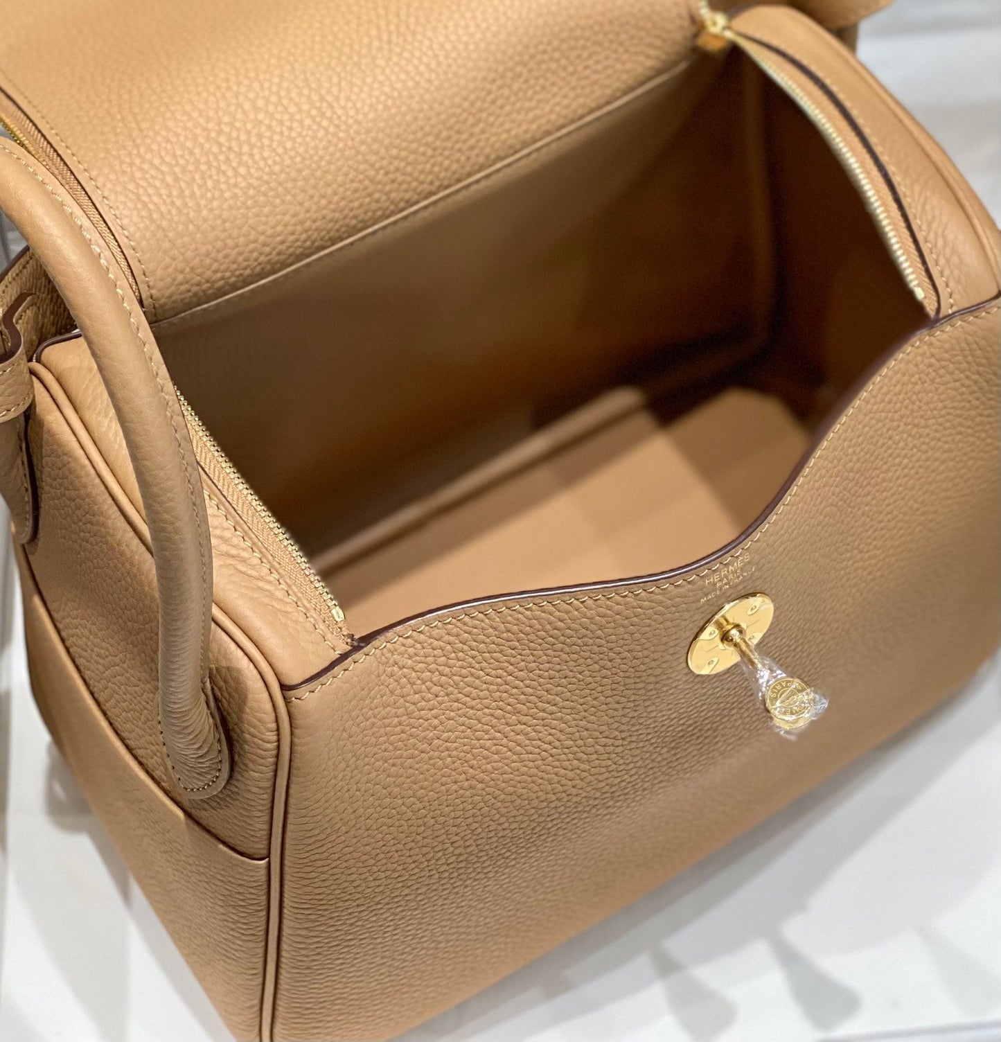 BOLSO HM LINDY 26 PIEL TAURILLON CLEMENCE CAMEL