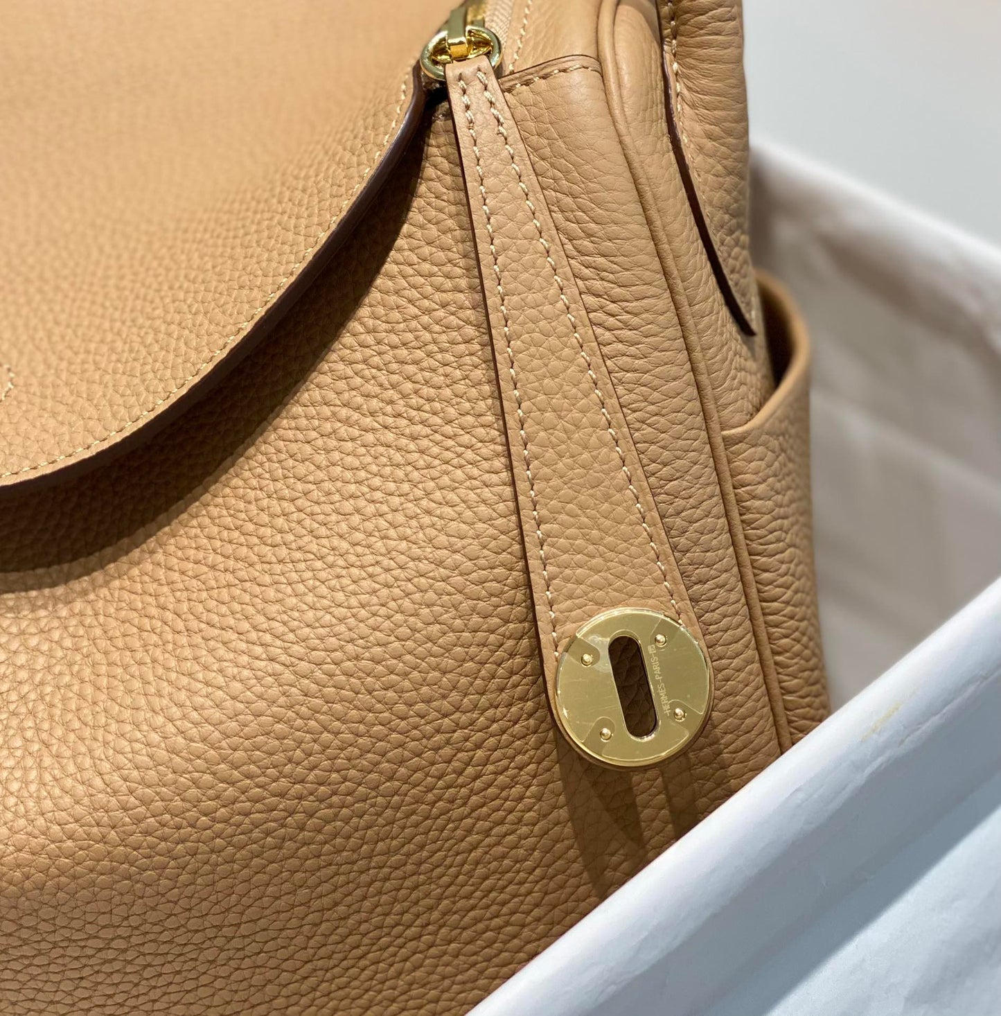 BOLSO HM LINDY 26 PIEL TAURILLON CLEMENCE CAMEL