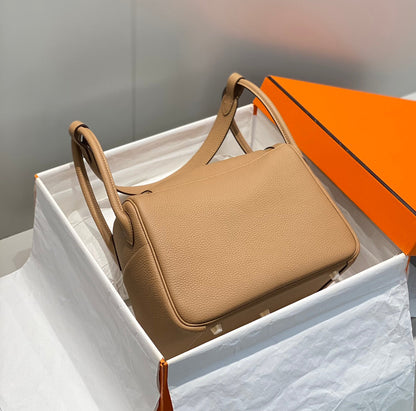BOLSO HM LINDY 26 PIEL TAURILLON CLEMENCE CAMEL