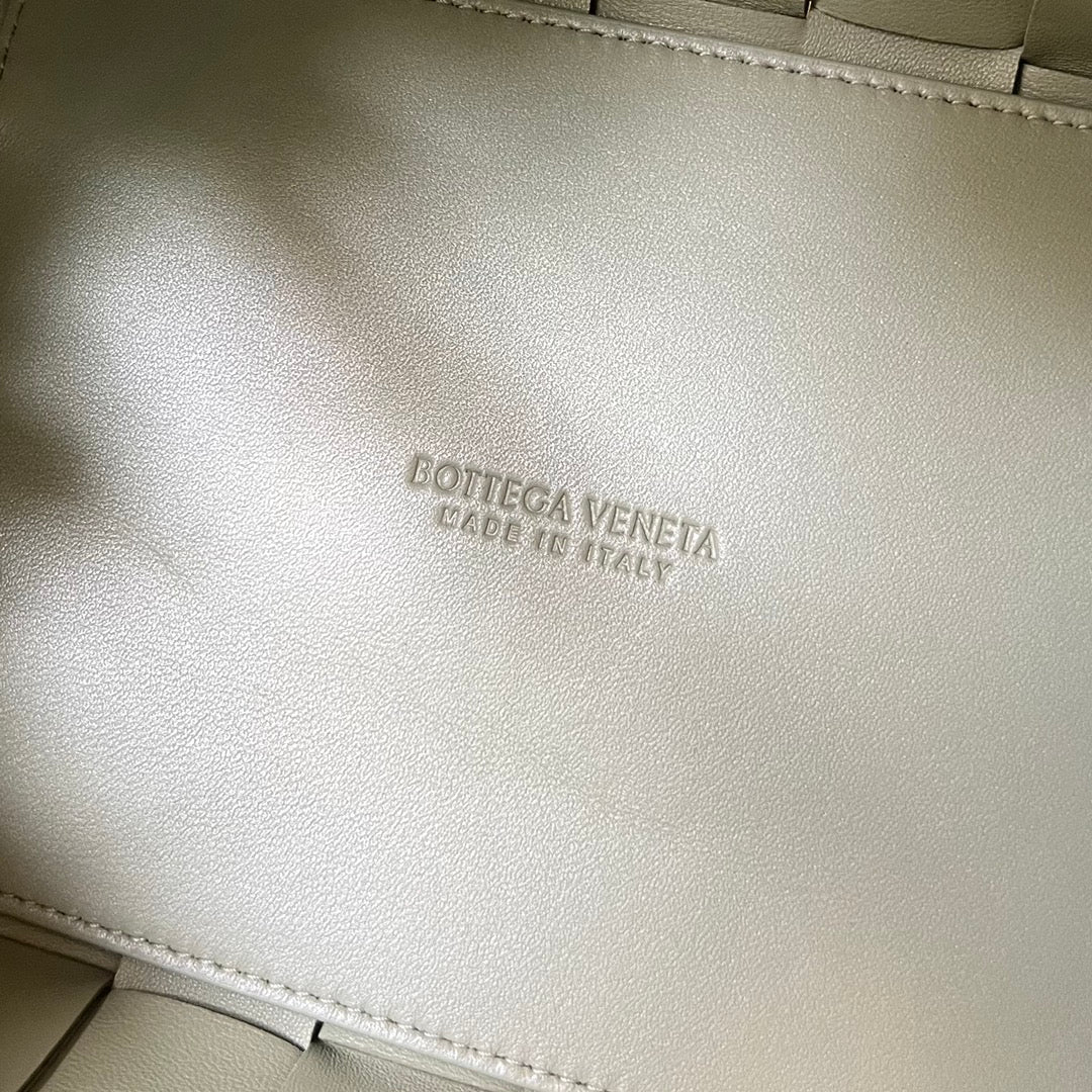 CASETE PEQUEÑO DE 22 EN PIEL DE CORDERO BEIGE EICRU