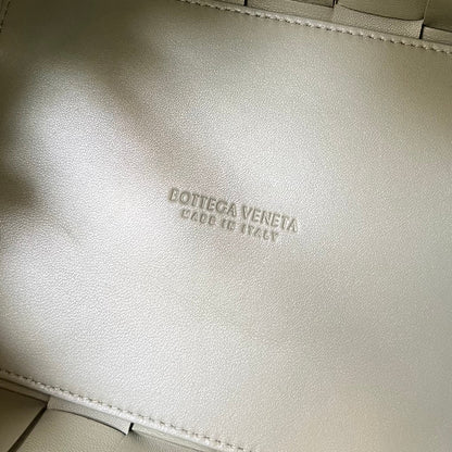 CASETE PEQUEÑO DE 22 EN PIEL DE CORDERO BEIGE EICRU