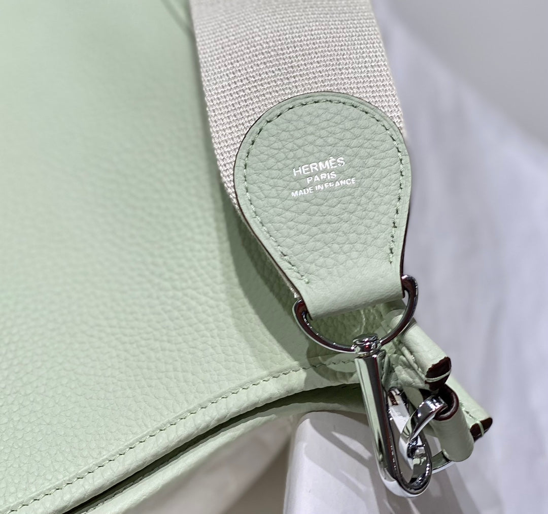 Evelyne 29 cm Verde Glacial Togo Herrajes Plateados