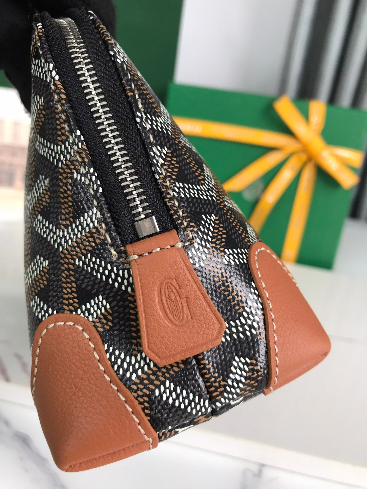 BOLSA DE COSMÉTICOS VEND?ME 17 EN LONA GOYARDINE NEGRA Y RIBETE DE PIEL DE BECERRO COLOR MARRÓN