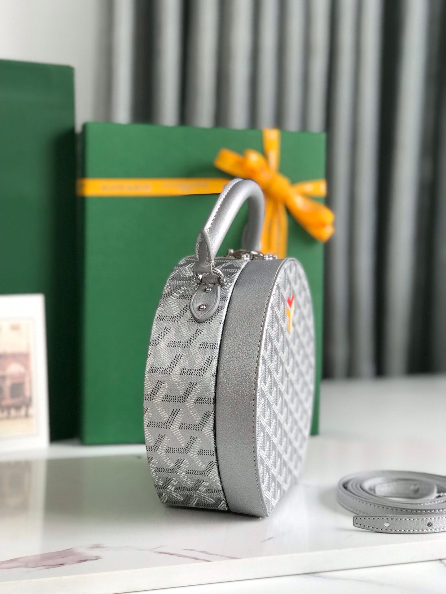 BOLSO BAÚL SOMBRERERA ALTO 18 EN LONA GOYARDINE GRIS