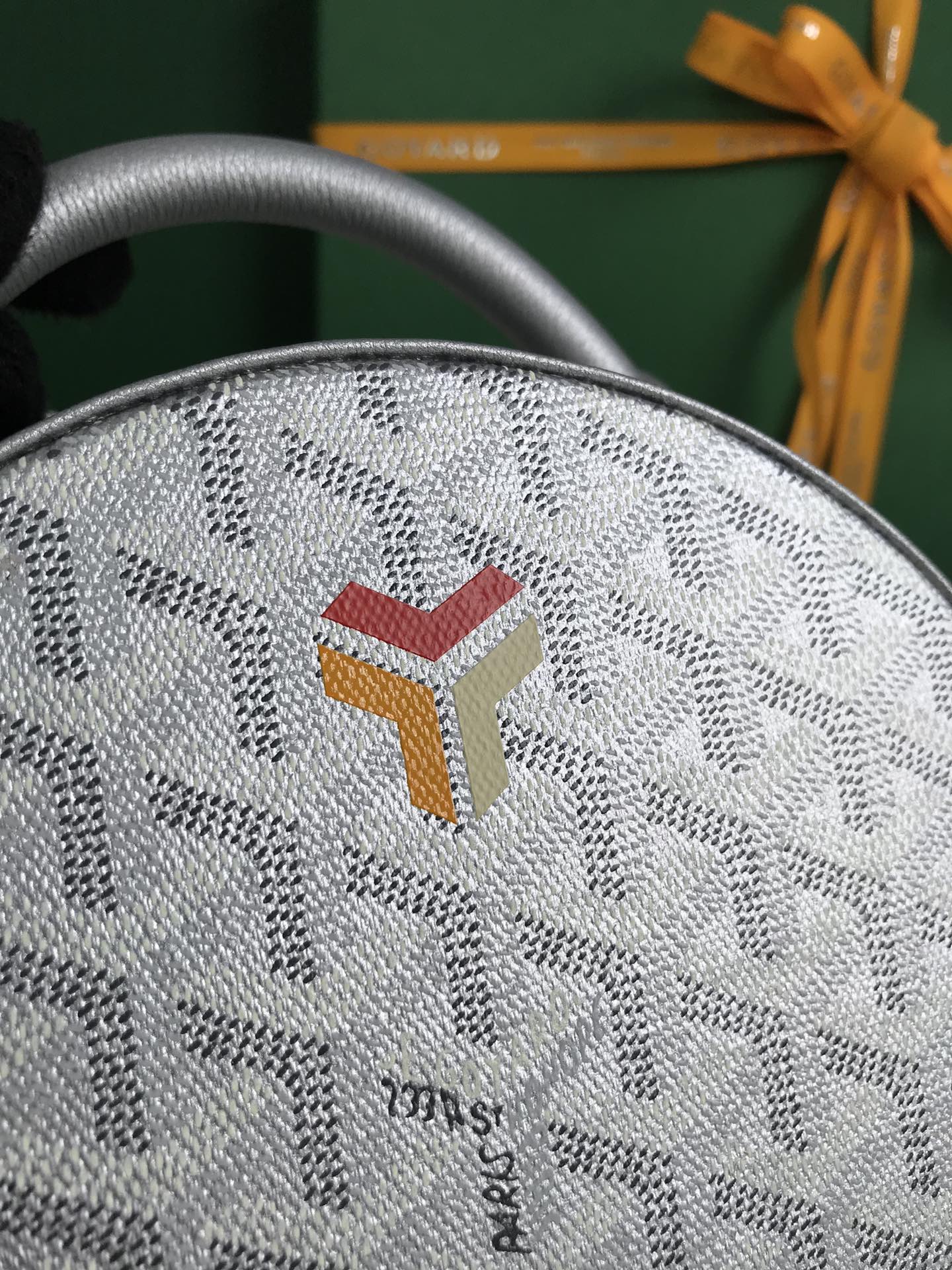 BOLSO BAÚL SOMBRERERA ALTO 18 EN LONA GOYARDINE GRIS