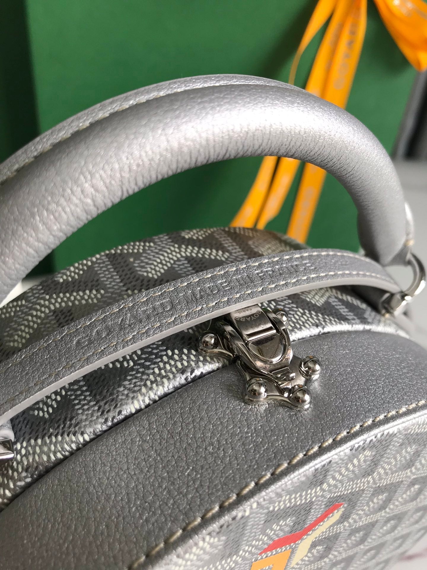 BOLSO BAÚL SOMBRERERA ALTO 18 EN LONA GOYARDINE GRIS