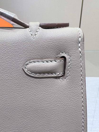 BOLSO DE POCHETTE HM KELLY 22 CM GRIS SWIFT CON HERRAJES DORADOS