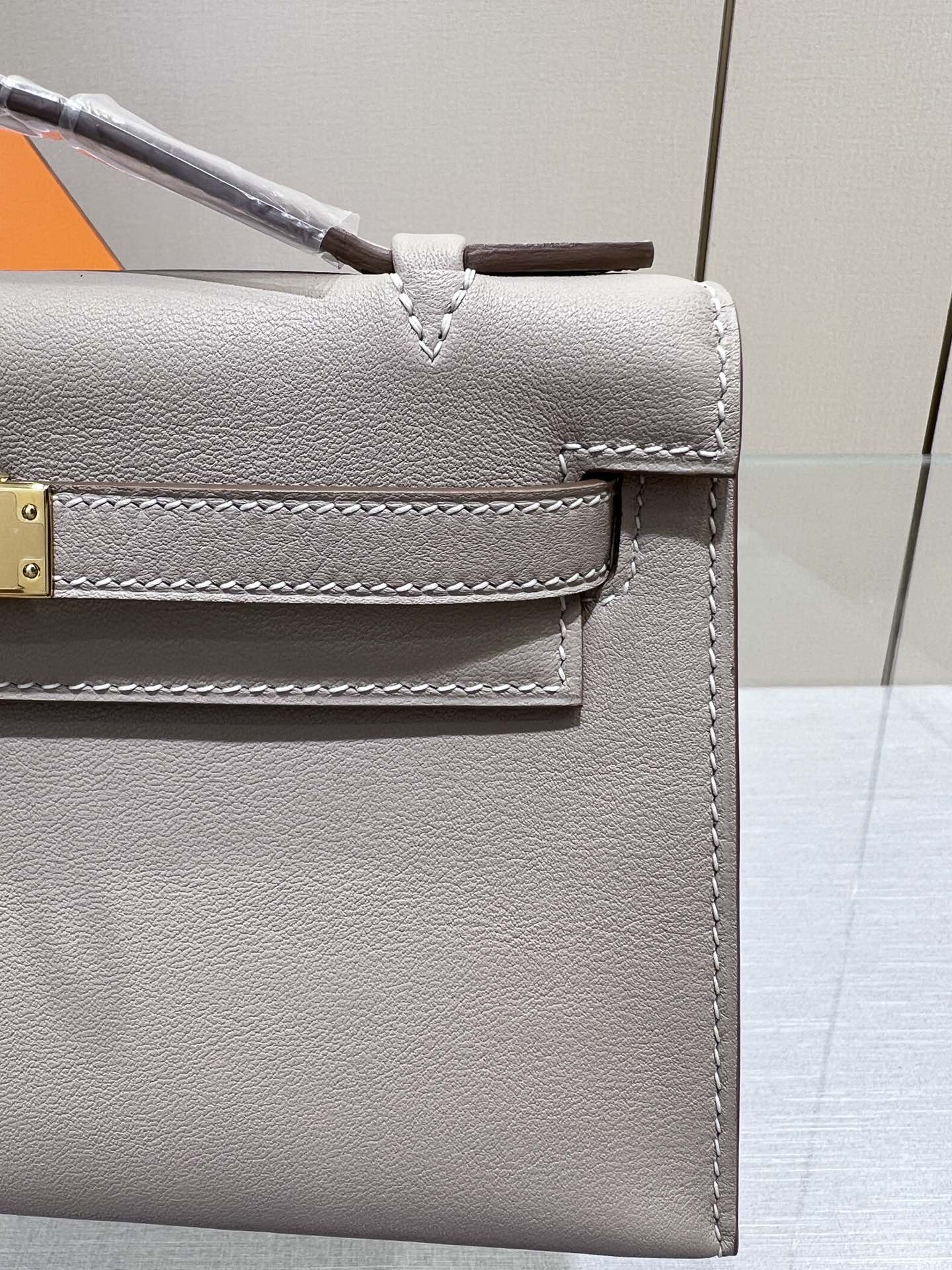 BOLSO DE POCHETTE HM KELLY 22 CM GRIS SWIFT CON HERRAJES DORADOS