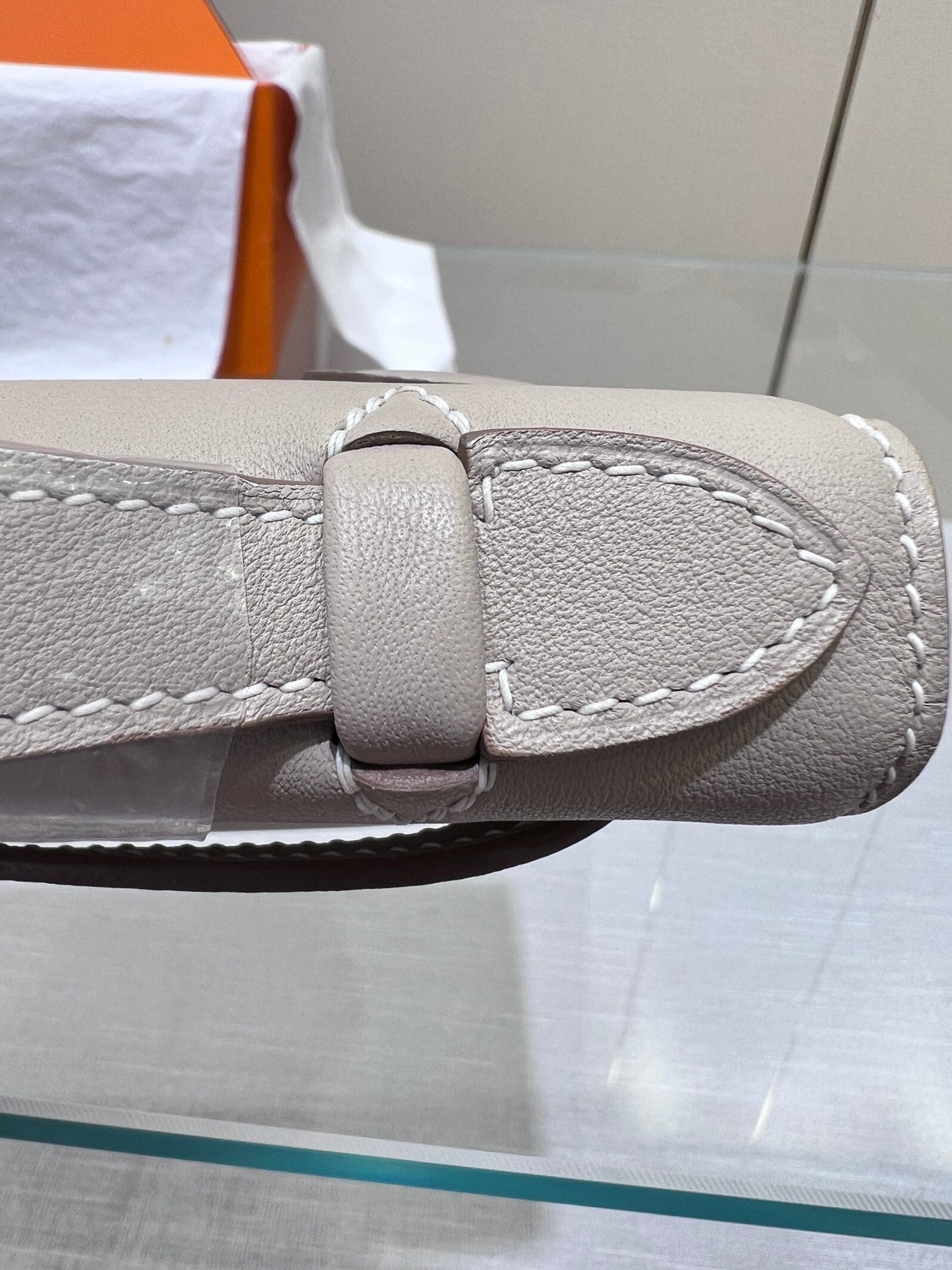BOLSO DE POCHETTE HM KELLY 22 CM GRIS SWIFT CON HERRAJES DORADOS