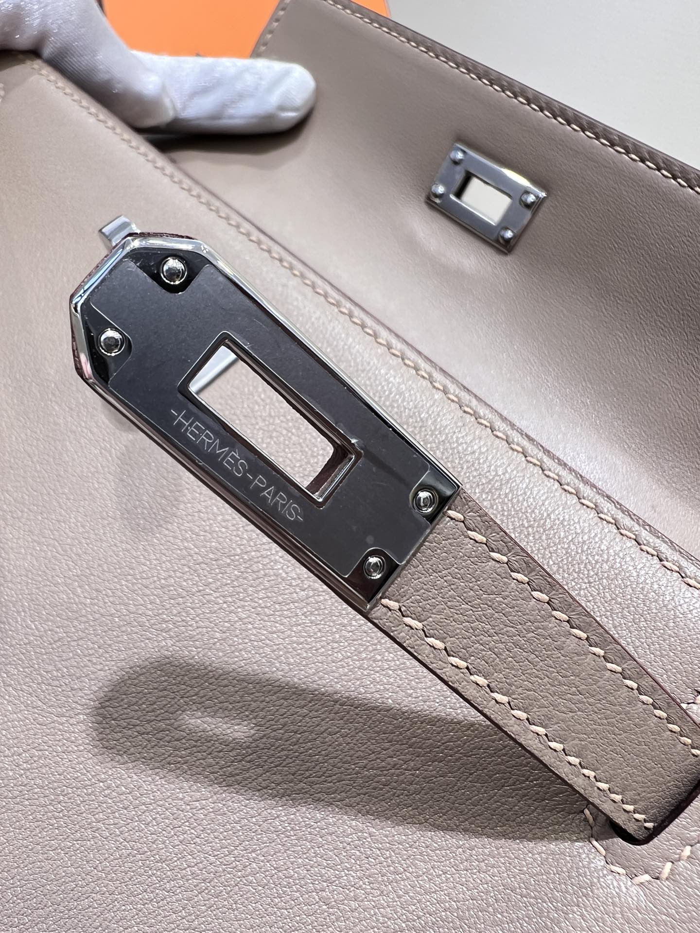 BOLSO DE BOLSILLO HM KELLY 22 CM GRIS ASFALTO SWIFT PLATA HARDWARE