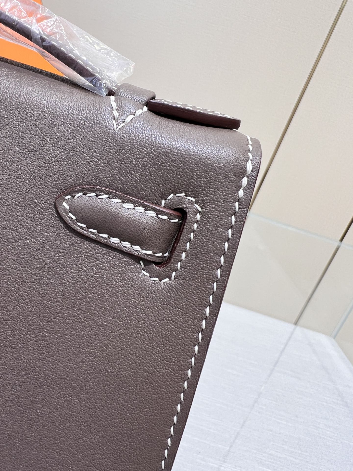 BOLSO DE BOLSILLO HM KELLY DE 22 CM CON HERRAJES ETAN SWIFT DORADOS