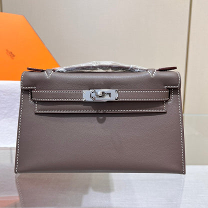 BOLSO DE POCHETTE HM KELLY DE 22 CM CON HERRAJES DE PLATA ETAN SWIFT