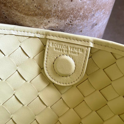 SARDINA 33 CON CADENA EN PIEL DE CORDERO COLOR CREMA AMARILLO