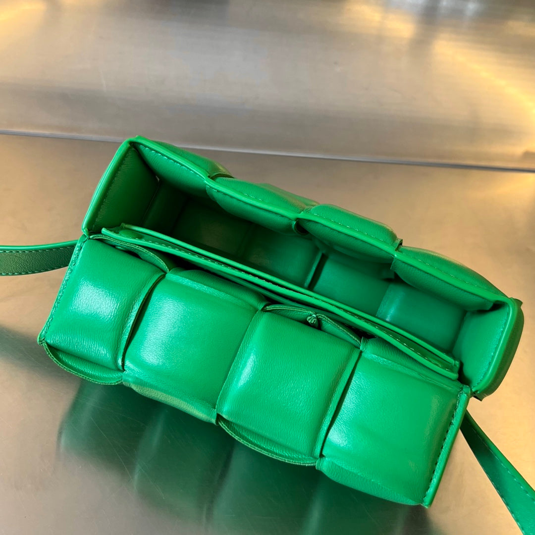 MINI CASSETTE 18 EN PIEL DE CORDERO VERDE CLARO