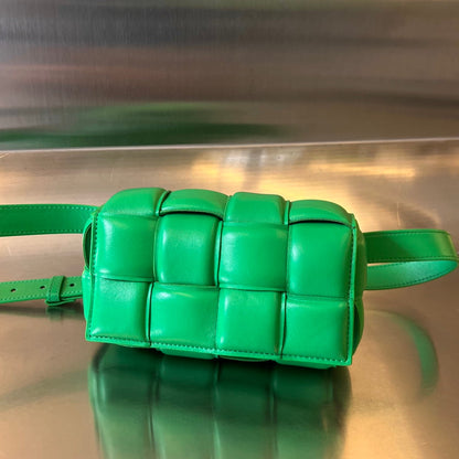MINI CASSETTE 18 EN PIEL DE CORDERO VERDE CLARO