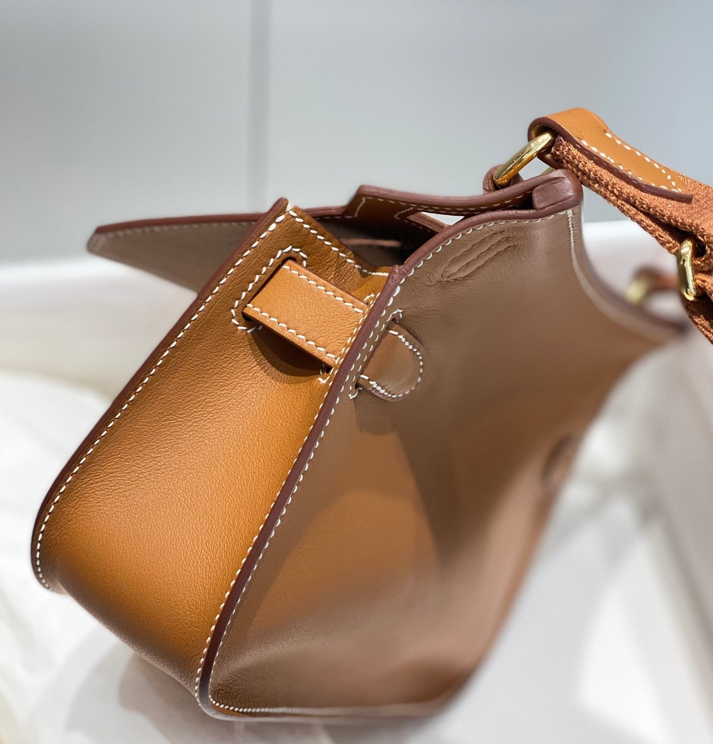 KELLY BOLSO BANDOLERA JYPSIERE DE PIEL TAN 23CM GHW