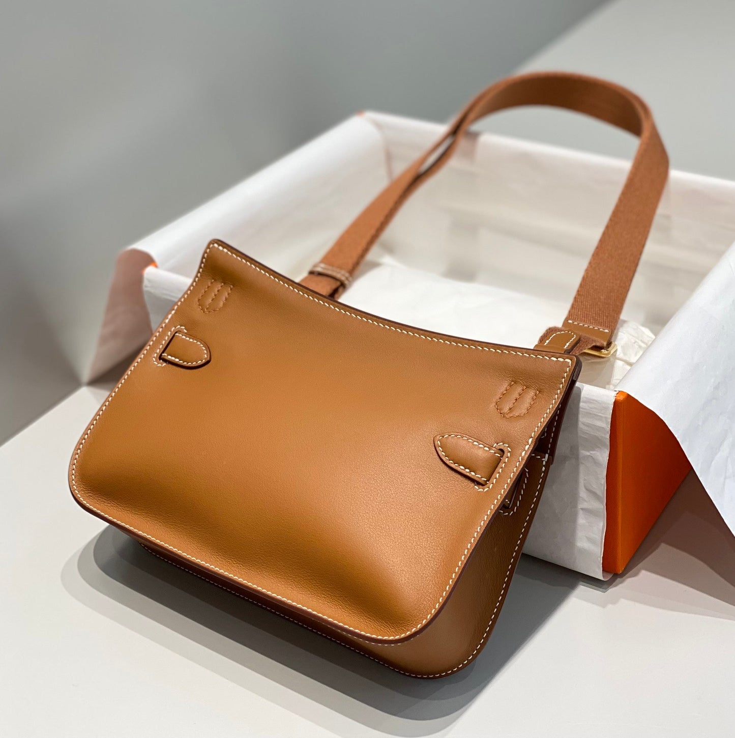 KELLY BOLSO BANDOLERA JYPSIERE DE PIEL TAN 23CM GHW