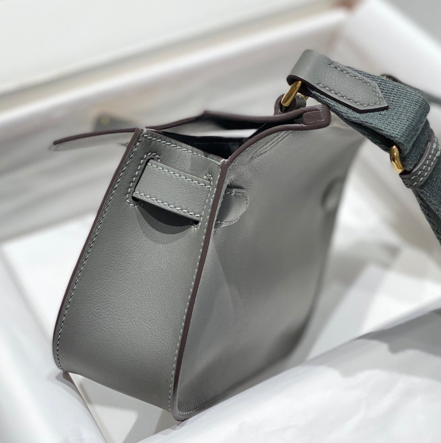 BOLSO BANDOLERA KELLY DE 23 CM DE PIEL GRIS JYPSIERE GHW